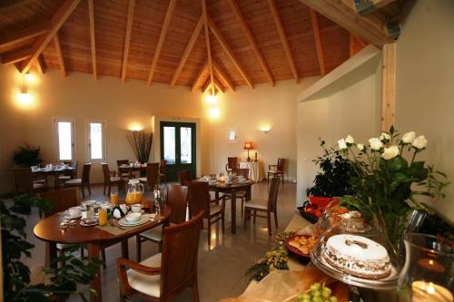 Ménites的住宿－Armonia Resort，餐厅内带桌椅的用餐室