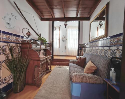 - un salon avec un canapé et une cheminée dans l'établissement Casa Le Papillon, à La Laguna