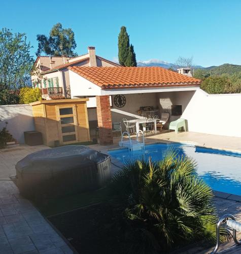 une maison avec une piscine devant une maison dans l'établissement La Céret'nitude, à Céret