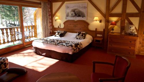 a bedroom with a bed in a room with a balcony at Hôtel Serre Palas in Les Deux Alpes