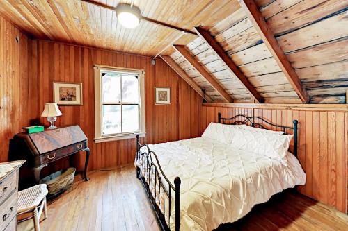 ein Schlafzimmer mit einem Bett und einem Klavier in der Unterkunft Green Gables Cottage in Friendship