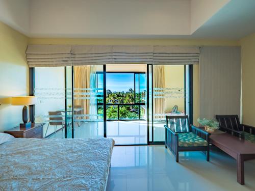- une chambre avec un lit et une vue sur l'océan dans l'établissement Condo AVANTA Unit А405, à Ban Tai