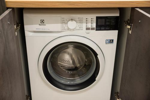 a washer and dryer in a small room at City Twins in Thessaloniki