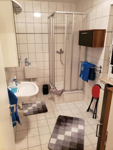 een badkamer met een douche en een wastafel bij Ferienwohnung Luna in Stralsund