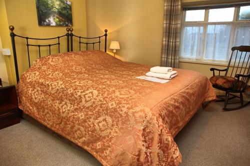 A bed or beds in a room at Wortley Cottage Guest House