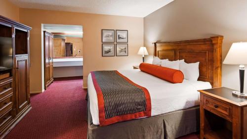 Кровать или кровати в номере Best Western Plus King's Inn and Suites