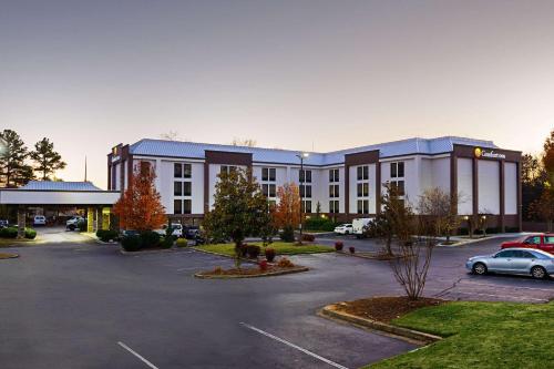 un estacionamiento frente a un edificio en Comfort Inn Greenville - Haywood Mall, en Greenville