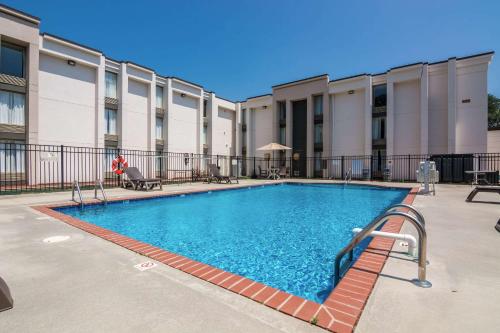 a swimming pool in front of a building at Comfort Inn in Kings Mountain
