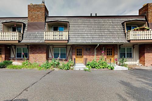 una casa de ladrillo con 2 balcones encima en Vail East Unit 7, en Vail