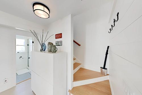 um corredor branco com uma escada numa casa em Long Pier Lodge em Provincetown