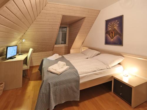 Postel nebo postele na pokoji v ubytování Hôtel du Cheval Blanc - City center