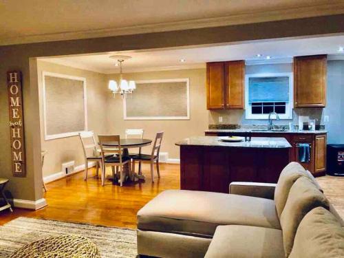 ein Wohnzimmer und eine Küche mit einem Sofa und einem Tisch in der Unterkunft Arlington, VA for Lovers and Friends in Arlington