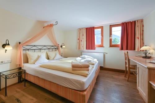 Postel nebo postele na pokoji v ubytování Hotel Weinbauer