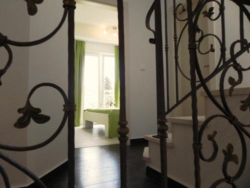 un pasillo con una puerta que conduce a una habitación en Villa Zara, en Trogir