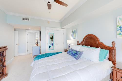 A bed or beds in a room at The Grand Sandestin II
