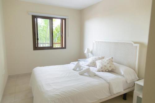 1 dormitorio con 1 cama blanca y ventana en Sweet Home Puerto de la Cruz, en Puerto de la Cruz