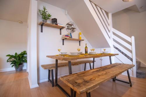 Gambar di galeri bagi Saltbox Properties- LARGE!! 3 bed, 3 bath house, parking, fast wifi, town centre location! sleeps 6 di Ashby de la Zouch