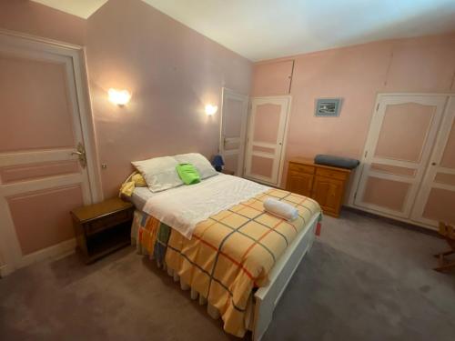 MerにあるFour A Banのベッドルーム1室(緑の枕が付いたベッド1台付)