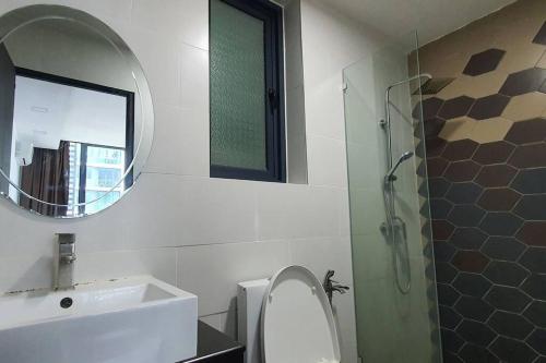 Vivacity Jazz Suites 2 New Cozy Home LV8 في كوتشينغ: حمام مع حوض ومرحاض ومرآة