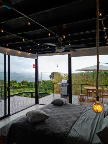 Postel nebo postele na pokoji v ubytování Oasis Glamping Tena Cun Vía La Mesa Anapoima