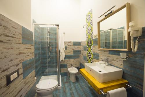 Un baño de Toledo H, Naples Historical Center, by ClaPa Group