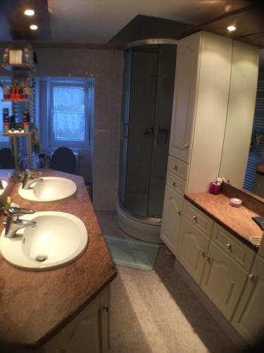 a bathroom with two sinks and a shower at Four A Ban in Mer