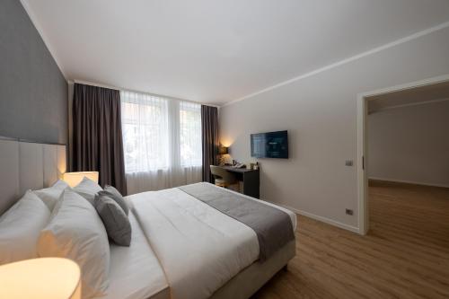 Postel nebo postele na pokoji v ubytování Emily Hotel Leipzig Neue Messe