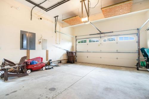 Μια τηλεόραση ή/και κέντρο ψυχαγωγίας στο Madison Waterfront Home