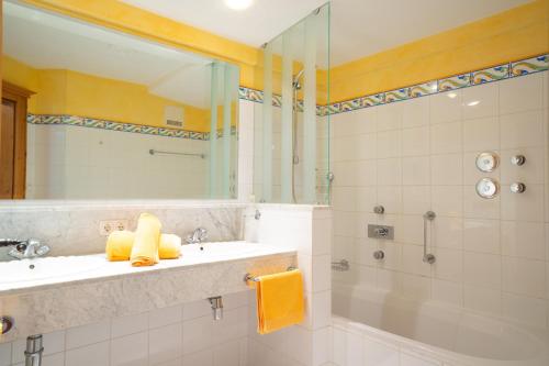 a bathroom with a sink and a shower at Sonnenschein in Wertach