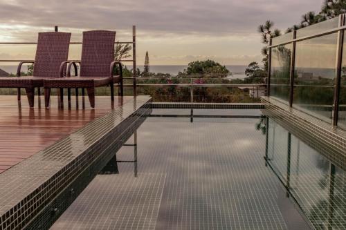 una piscina en la parte superior de un edificio en Morada do Estaleiro, en Balneário Camboriú