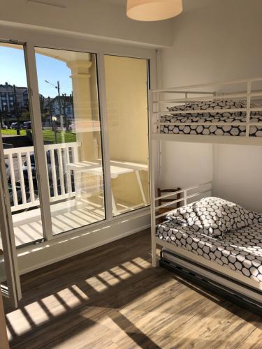 - une chambre avec 2 lits superposés sur un balcon dans l'établissement T3 NEUF VUE PANORAMIQUE sur Mer PREMIERE LIGNE, à Arcachon
