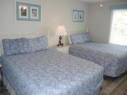 Llit o llits en una habitació de Brunswick Plantation Resort Villa 308