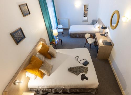 Un pat sau paturi într-o cameră la Grand Hôtel Du Nord