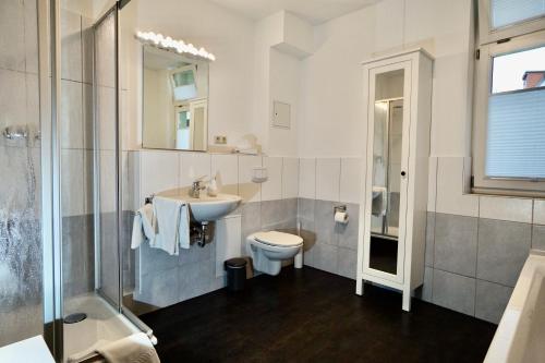 ein Bad mit einem Waschbecken, einem WC und einer Dusche in der Unterkunft Ferienwohnung Badstaven in Wismar