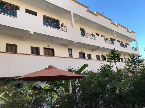 un paraguas frente a un hotel en Suites Fenicia, en Playa del Carmen