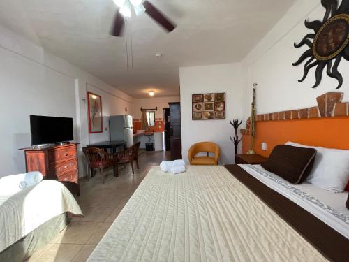sypialnia z dużym łóżkiem i kuchnią w obiekcie Suites Fenicia w mieście Playa del Carmen