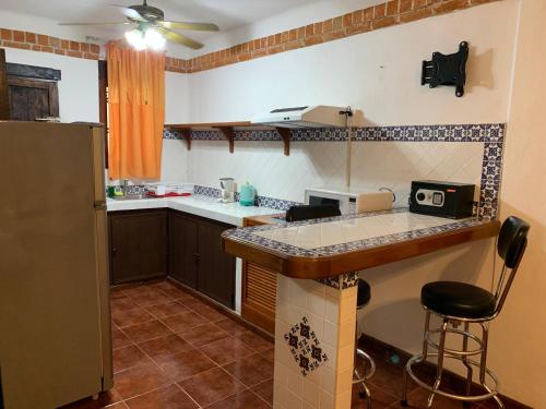 eine kleine Küche mit Arbeitsfläche und Kühlschrank in der Unterkunft Suites Fenicia in Playa del Carmen