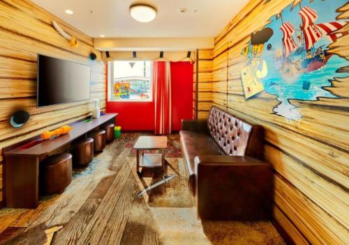 a room with a couch and a flat screen tv at LEGOLAND New York Resort in Goshen