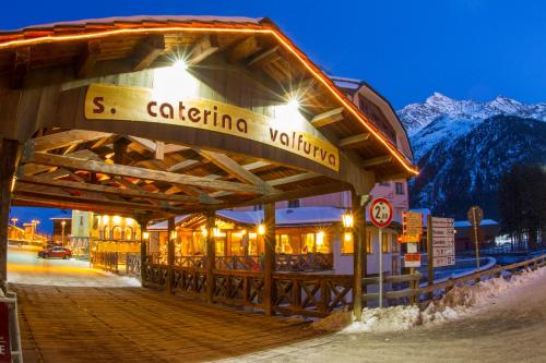 a building with a sign that reads s calaterina vacation at Hotel Nordik in Santa Caterina Valfurva