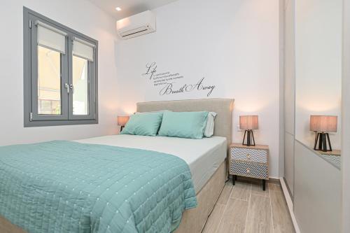 um quarto branco com uma cama e uma janela em LA CASA DE LA VIDA em Naxos Chora