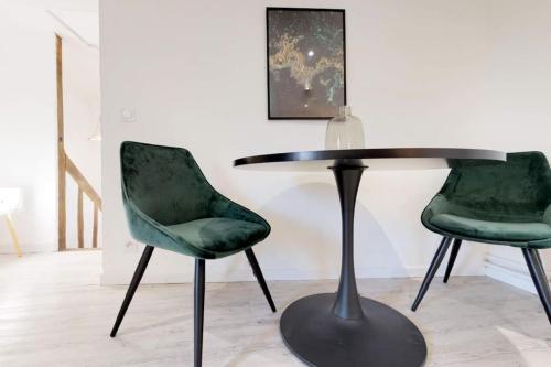 une table et deux chaises vertes dans une pièce dans l'établissement 42m2 # Design # plein centre # BESTOFBLO # INSEAD, à Fontainebleau