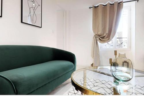 - un salon avec un canapé vert et une table en verre dans l'établissement 42m2 # Design # plein centre # BESTOFBLO # INSEAD, à Fontainebleau