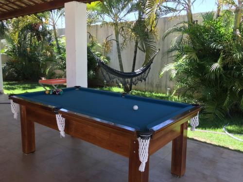 una mesa de billar en un patio en Terra Bahia, en Aracaju