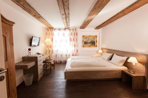 a hotel room with a bed and a window at Brauereigasthof & Hotel Kapplerbräu in Altomünster