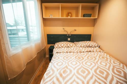 - une petite chambre avec un lit et une fenêtre dans l'établissement Holiday cottage with 2 Thermal Riviera Tickets, à Moravske Toplice