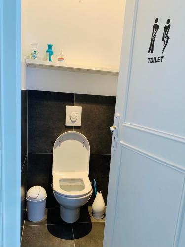 une petite salle de bain avec toilettes et lavabo dans l'établissement Les Tourterelles, à Vendôme