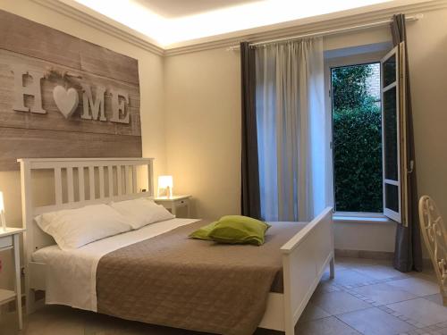 A bed or beds in a room at MIMI'S HOME casa per vacanze