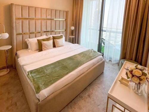 En eller flere senge i et værelse på FIRST CLASS 2BR with full DUBAI SKYLINE & SEA view