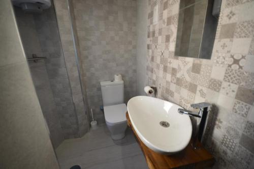 Ένα μπάνιο στο Hostal La Palmera