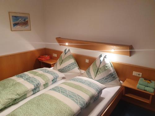 two twin beds in a room with at Appartements Winter Anita in Flachau